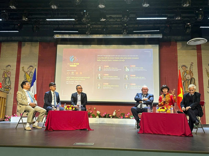 La session « Croisement culturel : Transformer les défis en opportunités ». Photo : baovanhoa.vn La session « Croisement culturel : Transformer les défis en opportunités ». Photo : baovanhoa.vn