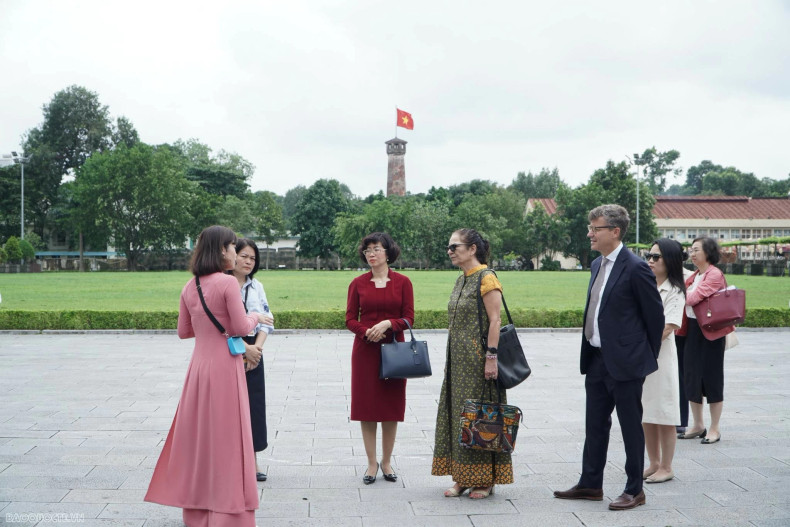 L’assistante du directeur général de l’UNESCO pour les sciences naturelles, Lidia Brito en visite à la Citadelle de Thang Long. Photo : baoquocte.vn L’assistante du directeur général de l’UNESCO pour les sciences naturelles, Lidia Brito en visite à la Citadelle de Thang Long. Photo : baoquocte.vn