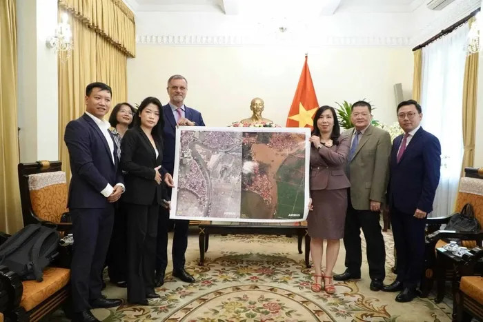 Airbus Vietnam remet des images satellitaires optiques Pléiades et des images radar TerraSAR-X de plusieurs zones sévèrement inondées. Photo : baoquocte.vn Airbus Vietnam remet des images satellitaires optiques Pléiades et des images radar TerraSAR-X de plusieurs zones sévèrement inondées. Photo : baoquocte.vn