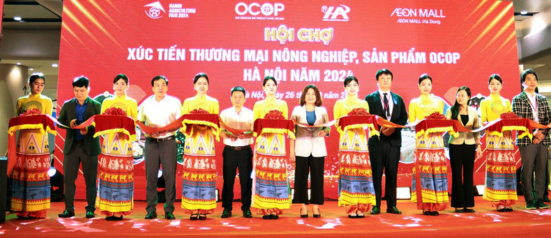 Les délégués coupent le ruban d'inauguration de la foire de promotion du commerce de l'agriculture et des produits de Hanoï OCOP 2024 au AEON MALL Hà Dông. Photo : kinhtedothi.vn Les délégués coupent le ruban d'inauguration de la foire de promotion du commerce de l'agriculture et des produits de Hanoï OCOP 2024 au AEON MALL Hà Dông. Photo : kinhtedothi.vn