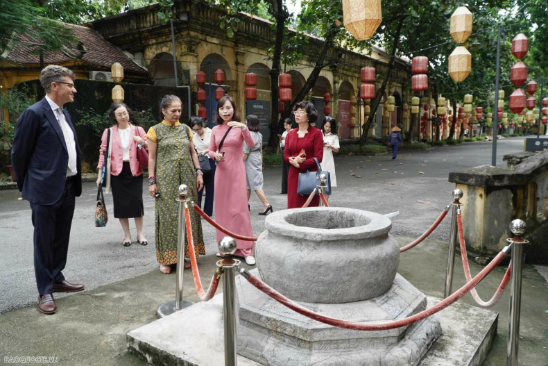 L’assistante du directeur général de l’UNESCO pour les sciences naturelles, Lidia Brito en visite à la Citadelle de Thang Long. Photo : baoquocte.vn L’assistante du directeur général de l’UNESCO pour les sciences naturelles, Lidia Brito en visite à la Citadelle de Thang Long. Photo : baoquocte.vn