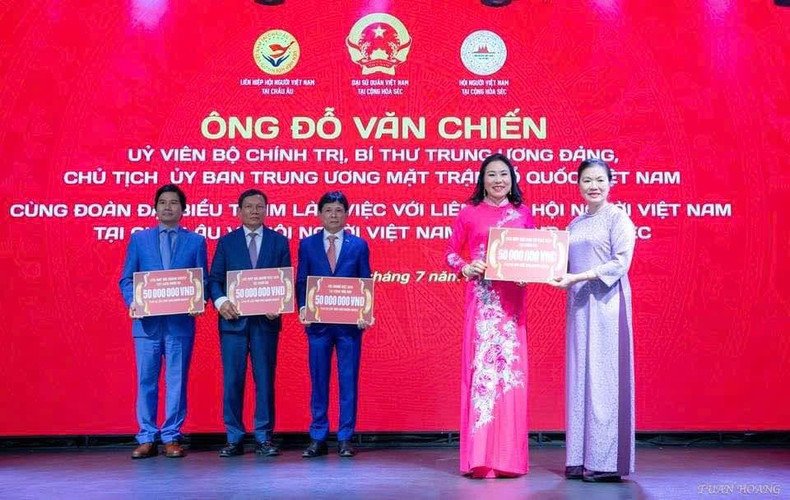 L'Union des Associations des femmes vietnamiennes en Europe fait don d'une grande maison de solidarité aux pauvres. Photo: thoidai.com.vn L'Union des Associations des femmes vietnamiennes en Europe fait don d'une grande maison de solidarité aux pauvres. Photo: thoidai.com.vn