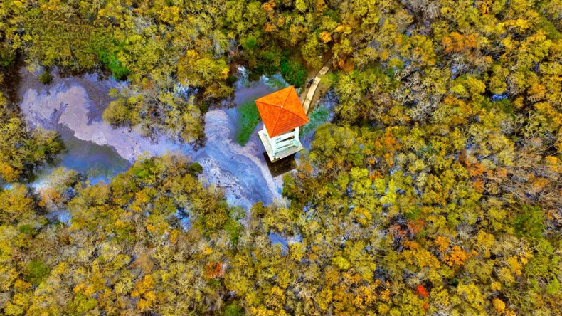 Le paysage et la beauté sauvage de Rú Chá attirent un grand nombre de visiteurs. Photo : VOV. Le paysage et la beauté sauvage de Rú Chá attirent un grand nombre de visiteurs. Photo : VOV.