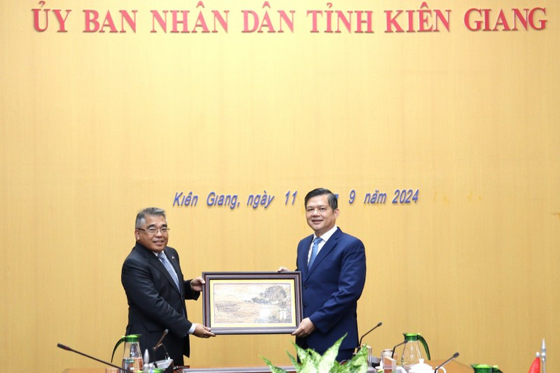 Le vice-président du Comité populaire provincial de Kiên Giang (à droite), remet un cadeau de souvenir à l’ambassadeur de la République des Philippines au Vietnam, Meynardo LB. Montealegre (à gauche). Photo: thoidai.com.vn