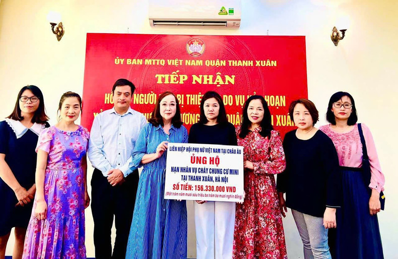 L'Union des associations de femmes vietnamiennes en Europe soutient les victimes de l'incendie de l'immeuble d'habitationde Thanh Xuân à Hanoï. Photo: thoidai.com.vn L'Union des associations de femmes vietnamiennes en Europe soutient les victimes de l'incendie de l'immeuble d'habitationde Thanh Xuân à Hanoï. Photo: thoidai.com.vn