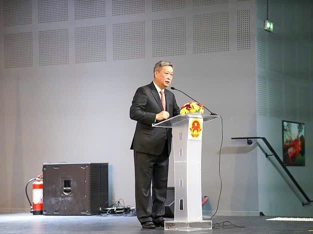 Hô Anh Tuân, chef du Comité d'organisation, président de l'Association pour le Développement de la culture d'entreprise vietnamienne s'exprime lors de l'événement. Photo : baovanhoa.vn Hô Anh Tuân, chef du Comité d'organisation, président de l'Association pour le Développement de la culture d'entreprise vietnamienne s'exprime lors de l'événement. Photo : baovanhoa.vn