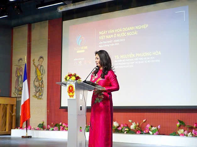 La directrice du Département de la coopération internationale, Nguyên Phuong Hoa, lit la lettre de félicitations du ministre Nguyên Van Hung adressée au Comité d'organisation de la Journée de la Culture d'entreprise vietnamienne. Photo : baovanhoa.vn La directrice du Département de la coopération internationale, Nguyên Phuong Hoa, lit la lettre de félicitations du ministre Nguyên Van Hung adressée au Comité d'organisation de la Journée de la Culture d'entreprise vietnamienne. Photo : baovanhoa.vn