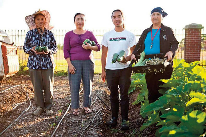 L'homme d'affaires Daniel Nguyên Hoai Tiên (deuxième à droite) accompagne les agriculteurs vietnamiens. Photo : Daniel Nguyên Hoai Tiên. L'homme d'affaires Daniel Nguyên Hoai Tiên (deuxième à droite) accompagne les agriculteurs vietnamiens. Photo : Daniel Nguyên Hoai Tiên.