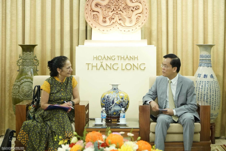Le vice-ministre des Affaires étrangères, Hà Kim Ngoc (à droite) et l'assistante du directeur général de l’UNESCO pour les sciences naturelles, Lidia Brito. Photo : baoquocte.vn Le vice-ministre des Affaires étrangères, Hà Kim Ngoc (à droite) et l'assistante du directeur général de l’UNESCO pour les sciences naturelles, Lidia Brito. Photo : baoquocte.vn