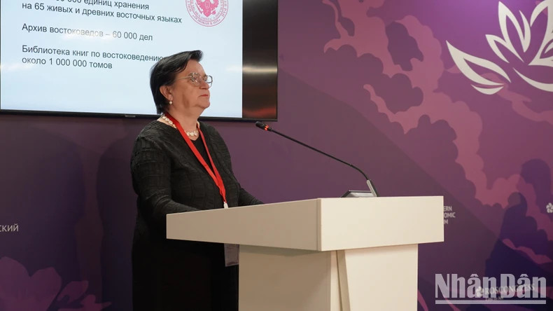 L'oratrice russe a présenté sa recherche scientifique à la conférence. Photo : nhandan.vn