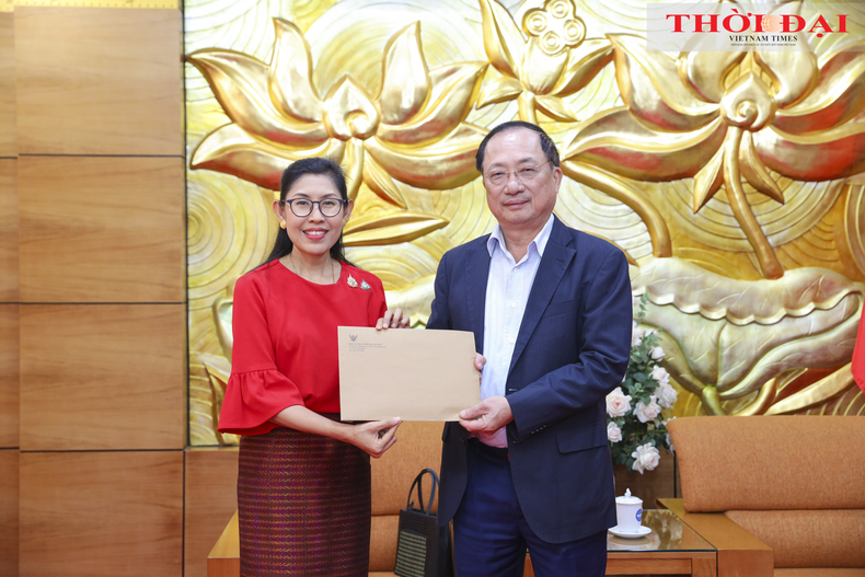 L'ambassadrice du Royaume de Thaïlande au Vietnam, Urawadee Sriphiromya (à gauche) et le professeur et docteur Nguyên Van Thành, président de l'Association d'amitié Vietnam - Thaïlande. Photo: thoidai.com.vn