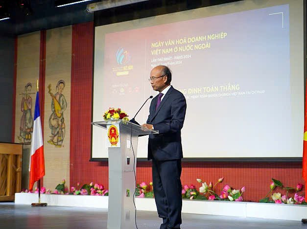 L'ambassadeur du Vietnam en France, Dinh Toàn Thang, s'exprime lors de la cérémonie d'ouverture. Photo : baovanhoa.vn L'ambassadeur du Vietnam en France, Dinh Toàn Thang, s'exprime lors de la cérémonie d'ouverture. Photo : baovanhoa.vn