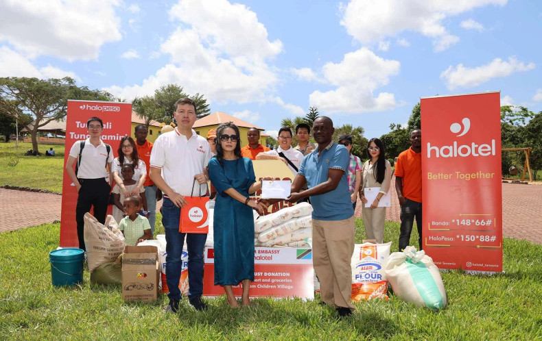 L'ambassade du Vietnam en Tanzanie, en collaboration avec la société Viettel Tanzania (Halotel), organise un programme caritatif au Village d'enfants Human Dreams à Dar es Salaam en Tanzanie. Photo : baoquocte.vn L'ambassade du Vietnam en Tanzanie, en collaboration avec la société Viettel Tanzania (Halotel), organise un programme caritatif au Village d'enfants Human Dreams à Dar es Salaam en Tanzanie. Photo : baoquocte.vn