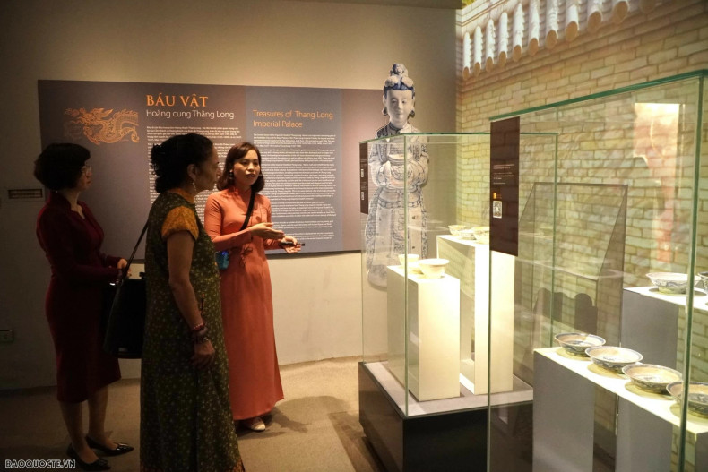 La délégation visite la maison d’exposition sur des trésors de la cour royale de Thang Long. Photo : baoquocte.vn La délégation visite la maison d’exposition sur des trésors de la cour royale de Thang Long. Photo : baoquocte.vn