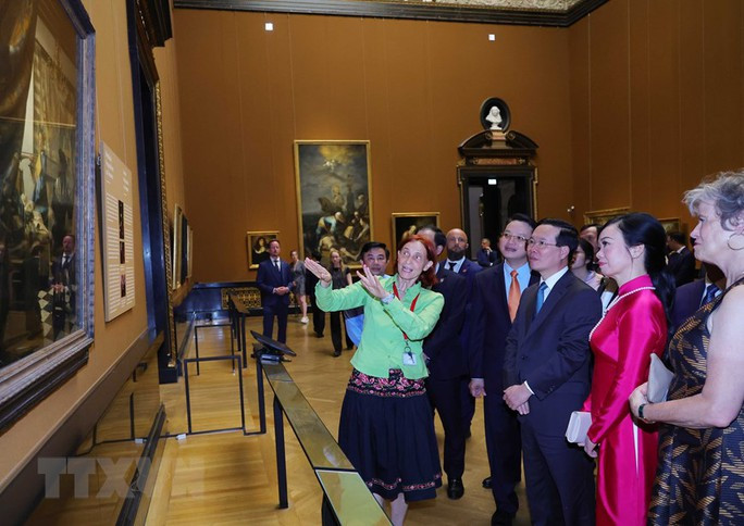 Le président vietnamien, Vo Van Thuong, et son épouse se rendent au Musée d’histoire de l’art de Vienne. Photo : VNA Le président vietnamien, Vo Van Thuong, et son épouse se rendent au Musée d’histoire de l’art de Vienne. Photo : VNA