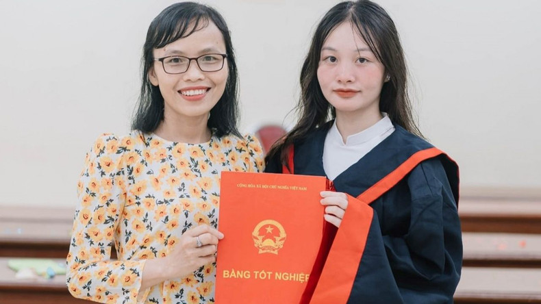Kay Keo Phommasone (à droite), une apprenante de la classe A1, et sa professeur principale. Photo: thoidai Kay Keo Phommasone (à droite), une apprenante de la classe A1, et sa professeur principale. Photo: thoidai
