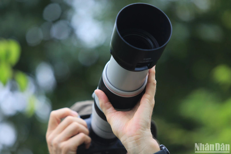il faut utiliser un objectif d'appareil photo spécialisé. Photo : nhandan.vn il faut utiliser un objectif d'appareil photo spécialisé. Photo : nhandan.vn