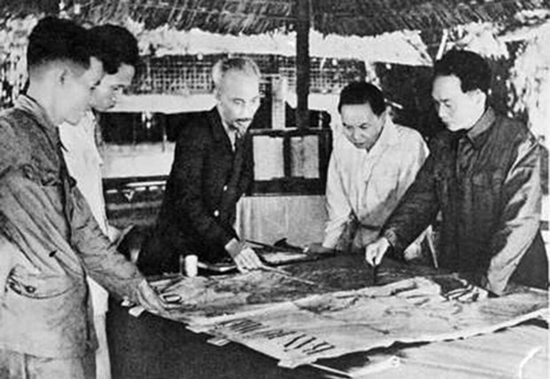 En décembre 1953, le Comité central du Parti et le Président Hô Chi Minh (centre) ont décidé de lancer une bataille pour éliminer le bastion du corps expéditionnaire français à Diên Biên Phu. Photo : VNA En décembre 1953, le Comité central du Parti et le Président Hô Chi Minh (centre) ont décidé de lancer une bataille pour éliminer le bastion du corps expéditionnaire français à Diên Biên Phu. Photo : VNA