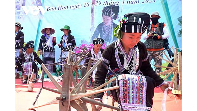 Pour les femmes de l'ethnie Lu, le métier de tissage traditionnel du brocart s'est transmis de génération en génération. Photo : VOV. Pour les femmes de l'ethnie Lu, le métier de tissage traditionnel du brocart s'est transmis de génération en génération. Photo : VOV.
