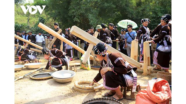 Cette année, lors du festival Su Khon Khoài, il y aura également un concours traditionnel de pilage du riz lié à la vie des gens depuis des générations. Photo : VOV. Cette année, lors du festival Su Khon Khoài, il y aura également un concours traditionnel de pilage du riz lié à la vie des gens depuis des générations. Photo : VOV.
