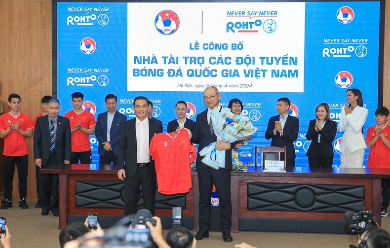 Le secrétaire général de VFF, Duong Nghiêp Khôi, a remis le maillot de l'équipe vietnamienne de football au directeur général du groupe Rohto-Mentholatum, Hirofumi Shiramats. Photo: nhandan.vn Le secrétaire général de VFF, Duong Nghiêp Khôi, a remis le maillot de l'équipe vietnamienne de football au directeur général du groupe Rohto-Mentholatum, Hirofumi Shiramats. Photo: nhandan.vn