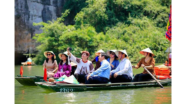 Simona-Mirela Miculescu prend une photo avec tout le monde en barque. Photo : baoquocte.vn Simona-Mirela Miculescu prend une photo avec tout le monde en barque. Photo : baoquocte.vn