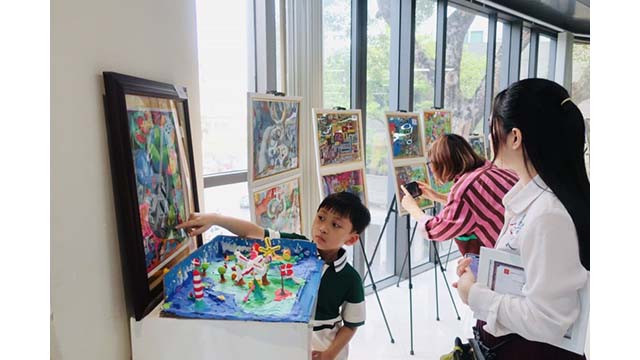 Les œuvres participant au concours attirent les spectateurs lors de l'exposition. Photo : thoidai.com.vn Les œuvres participant au concours attirent les spectateurs lors de l'exposition. Photo : thoidai.com.vn