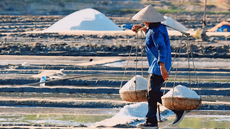 Sa Huynh possède le village de Tân Diêm célèbre pour son métier traditionnel de fabrication du sel. Photo : VOV. Sa Huynh possède le village de Tân Diêm célèbre pour son métier traditionnel de fabrication du sel. Photo : VOV.