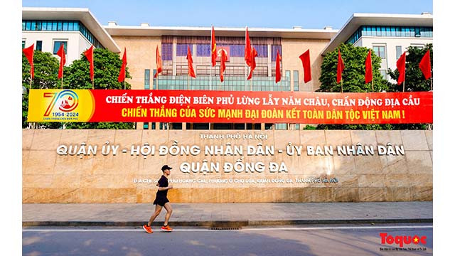 De nombreux sièges des organismes et des agences de travail ont été décorés de couleurs vives pour célébrer le 70e anniversaire de la victoire de Diên Biên Phu. Photo : toquoc.vn De nombreux sièges des organismes et des agences de travail ont été décorés de couleurs vives pour célébrer le 70e anniversaire de la victoire de Diên Biên Phu. Photo : toquoc.vn