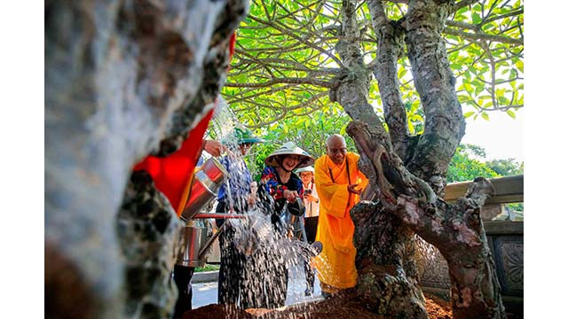 Plantation d’arbre de souvenir. Photo : baoquocte.vn Plantation d’arbre de souvenir. Photo : baoquocte.vn