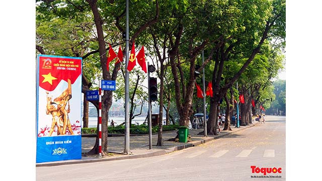 Des affiches commémorant le 70e anniversaire de la Victoire de Diên Biên Phu sont disposées autour du lac de Hoan Kiêm pour que les promeneurs puissent en apprendre davantage sur l’histoire du pays. Photo : toquoc.vn Des affiches commémorant le 70e anniversaire de la Victoire de Diên Biên Phu sont disposées autour du lac de Hoan Kiêm pour que les promeneurs puissent en apprendre davantage sur l’histoire du pays. Photo : toquoc.vn