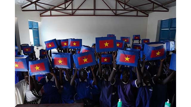 Les enfants expriment leur joie de recevoir des cadeaux de l'hôpital de campagne du Vietnam. Photo : L'hôpital de campagne du Vietnam. Les enfants expriment leur joie de recevoir des cadeaux de l'hôpital de campagne du Vietnam. Photo : L'hôpital de campagne du Vietnam.