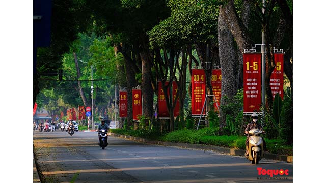 Partout des rues, le siège des organismes à Hanoï resplendit de drapeaux nationaux, de panneaux et d’affiches, pour célébrer les grandes fêtes du pays. Photo : toquoc.vn Partout des rues, le siège des organismes à Hanoï resplendit de drapeaux nationaux, de panneaux et d’affiches, pour célébrer les grandes fêtes du pays. Photo : toquoc.vn