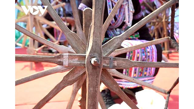 Le tissage de brocart d'aujourd'hui crée non seulement des couvertures, des oreillers, des vêtements que les femmes peuvent apporter à la maison de leur mari lorsqu'elles se marient, mais crée également d'autres produits de tissage de brocart pour les touristes. Photo : VOV. Le tissage de brocart d'aujourd'hui crée non seulement des couvertures, des oreillers, des vêtements que les femmes peuvent apporter à la maison de leur mari lorsqu'elles se marient, mais crée également d'autres produits de tissage de brocart pour les touristes. Photo : VOV.