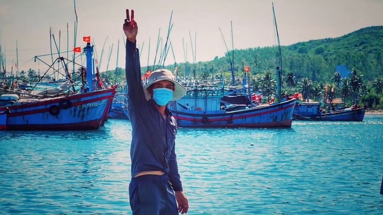 La vie quotidienne des pêcheurs, bien que difficile, est heureuse et optimiste. Photo : VOV. La vie quotidienne des pêcheurs, bien que difficile, est heureuse et optimiste. Photo : VOV.