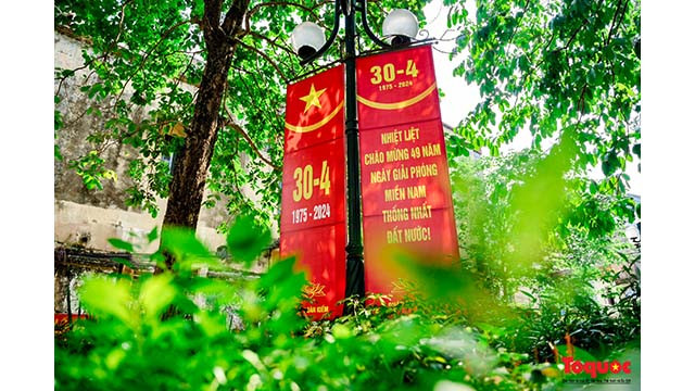 Célébrant le 49e anniversaire de la libération du Sud et de l’unification du pays, les habitants sont fiers de l’héroïsme de la nation vietnamienne, de sa tradition de solidarité et de son esprit de détermination à protéger l’intégrité territoriale sacrée de la Patrie. Photo : toquoc.vn Célébrant le 49e anniversaire de la libération du Sud et de l’unification du pays, les habitants sont fiers de l’héroïsme de la nation vietnamienne, de sa tradition de solidarité et de son esprit de détermination à protéger l’intégrité territoriale sacrée de la Patrie. Photo : toquoc.vn