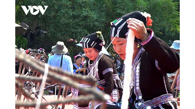 Le festival de cette année a également honoré le métier traditionnel de tissage de brocart de l’ethnie Lu. Photo : VOV. Le festival de cette année a également honoré le métier traditionnel de tissage de brocart de l’ethnie Lu. Photo : VOV.
