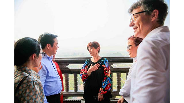 Sur le Stupa, Mme Miculescu a exprimé sa profonde gratitude pour l'accueil chaleureux des dirigeants et de la population de la province de Ninh Binh. Photo : baoquocte.vn Sur le Stupa, Mme Miculescu a exprimé sa profonde gratitude pour l'accueil chaleureux des dirigeants et de la population de la province de Ninh Binh. Photo : baoquocte.vn