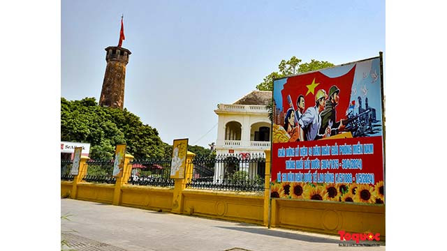 La tour du drapeau de Hanoï est décorés avec des panneaux et de grandes affiches pour fêter le 70e anniversaire de la victoire de Diên Biên Phu. Photo : toquoc.vn La tour du drapeau de Hanoï est décorés avec des panneaux et de grandes affiches pour fêter le 70e anniversaire de la victoire de Diên Biên Phu. Photo : toquoc.vn