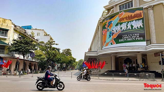 La zone du bâtiment de Tràng Tiên Plaza présente un grand écran célébrant le 70e anniversaire de la Victoire de Diên Biên Phu. Photo : toquoc.vn La zone du bâtiment de Tràng Tiên Plaza présente un grand écran célébrant le 70e anniversaire de la Victoire de Diên Biên Phu. Photo : toquoc.vn