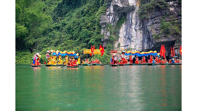 Les barques se déplacent vers le site de la cérémonie. Photo : baoquocte.vn Les barques se déplacent vers le site de la cérémonie. Photo : baoquocte.vn