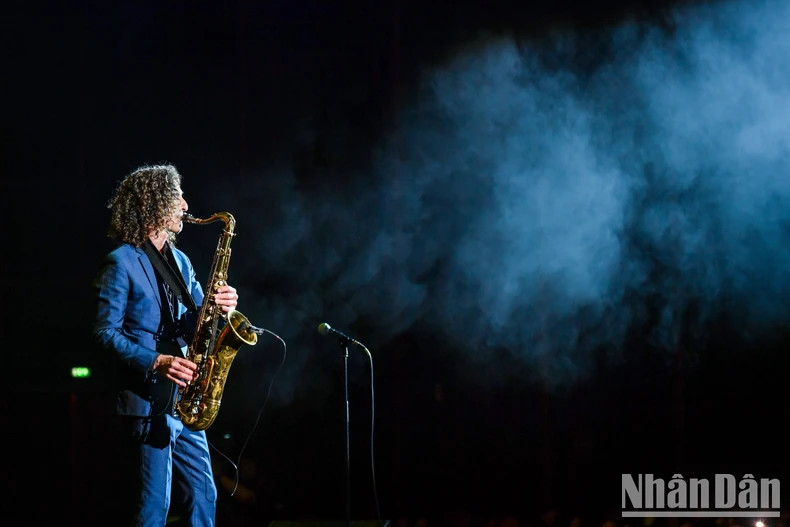 Toutes les recettes seront reversées au fonds caritatif du Journal pour aider les personnes défavorisées, notamment les enfants. Photo : nhandan.vn Toutes les recettes seront reversées au fonds caritatif du Journal pour aider les personnes défavorisées, notamment les enfants. Photo : nhandan.vn