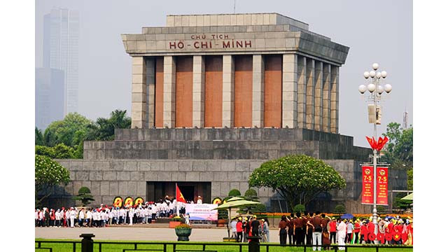 Le mausolée du Président Hô Chi Minh est décoré de drapeaux nationaux, de panneaux et d’affiches pour fêter le 49e anniversaire de la Libération du Sud, la réunification du pays, le 70e anniversaire de la Victoire de Diên Biên Phu et la fête internationale du travail. Photo : toquoc.vn Le mausolée du Président Hô Chi Minh est décoré de drapeaux nationaux, de panneaux et d’affiches pour fêter le 49e anniversaire de la Libération du Sud, la réunification du pays, le 70e anniversaire de la Victoire de Diên Biên Phu et la fête internationale du travail. Photo : toquoc.vn