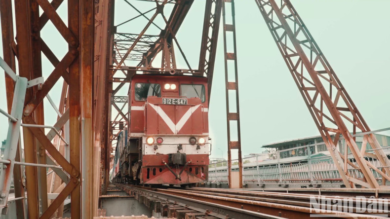 Le train emmène les gens entre les vestiges anciens des souvenirs et le présent. Photo : nhandan.vn