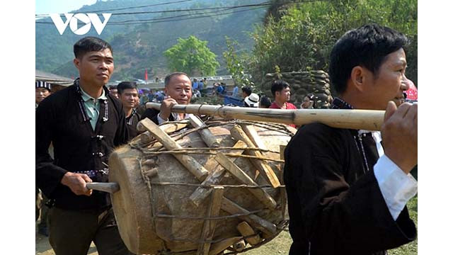Selon la tradition, le festival a lieu chaque année au 3e mois lunaire, lorsque les gens terminent l'ancienne saison et se préparent à la nouvelle. Photo : VOV. Selon la tradition, le festival a lieu chaque année au 3e mois lunaire, lorsque les gens terminent l'ancienne saison et se préparent à la nouvelle. Photo : VOV.