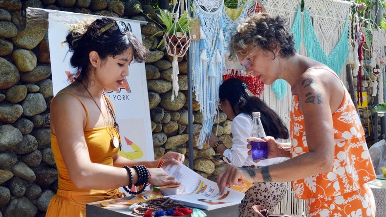 Les touristes internationaux visitent, font leurs achats et découvrent les spécialités locales. Photo: VOV Les touristes internationaux visitent, font leurs achats et découvrent les spécialités locales. Photo: VOV