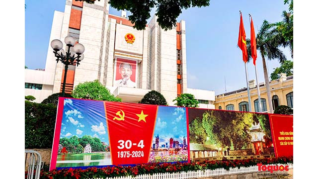 Le siège du Conseil populaire - Comité populaire de la ville de Hanoï est décoré de drapeaux et de fleurs colorées. Photo : toquoc.vn Le siège du Conseil populaire - Comité populaire de la ville de Hanoï est décoré de drapeaux et de fleurs colorées. Photo : toquoc.vn