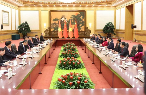 Lors de l'entrevue entre le Président de l’Assemblée nationale du Vietnam (ANV) Vuong Dinh Huê a eu une entrevue avec le Secrétaire général du Parti communiste chinois (PCC) et Président chinois Xi Jinping, à Pékin, le 8 avril. Photo : VNA. Lors de l'entrevue entre le Président de l’Assemblée nationale du Vietnam (ANV) Vuong Dinh Huê a eu une entrevue avec le Secrétaire général du Parti communiste chinois (PCC) et Président chinois Xi Jinping, à Pékin, le 8 avril. Photo : VNA.