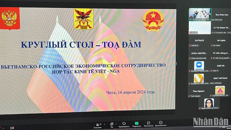 Des représentants d'agences et d'entreprises des deux côtés ont participé en ligne à au séminaire sur le thème « Coopération économique Vietnam-Russie » Photo : Captures d'écran