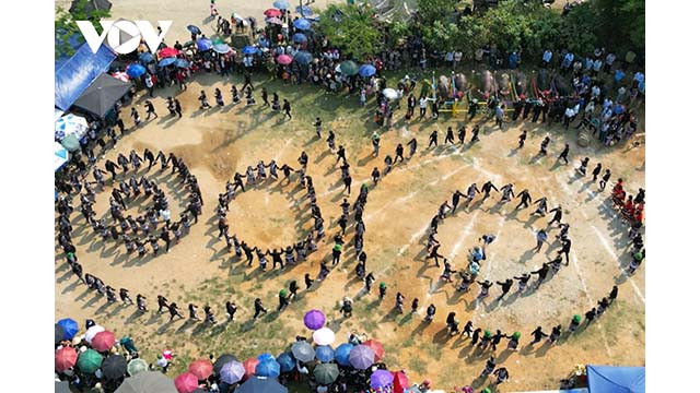Le festival se clôture par le cercle de solidarité de la danse «xòe » traditionnelle. Photo : VOV. Le festival se clôture par le cercle de solidarité de la danse «xòe » traditionnelle. Photo : VOV.